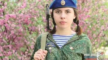 Маленькие взрослые в красных беретах