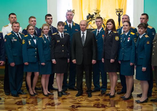 Владимир Путин принял в Кремле выпускников военных академий и университетов
